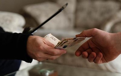 ADRA Ukraine zahlt in besetzten oder umkämpften Gebieten bedürftigen Menschen Bargeld aus